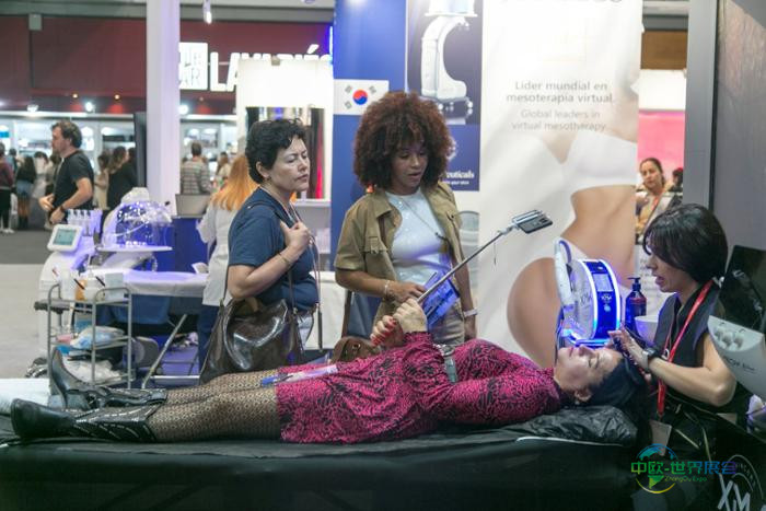 Demostración en directo de tratamientos estéticos y tecnología para medicina estética durante Salón Look, con profesionales presentando soluciones innovadoras para el cuidado de la piel y la belleza.