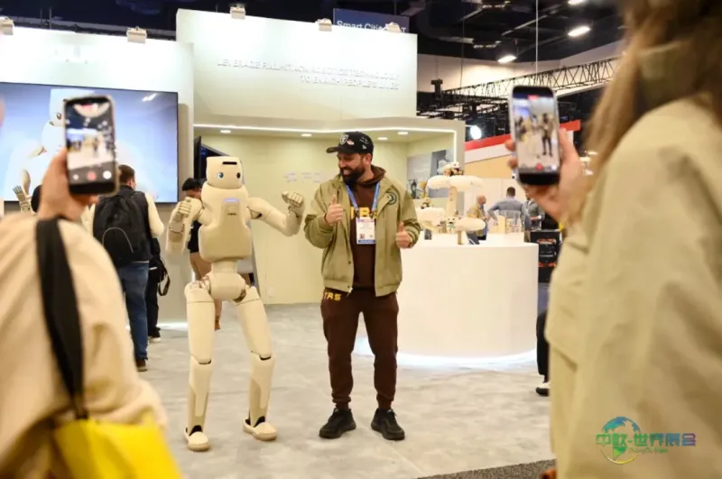 Hi Vegas!傅利叶GR-3首秀CES 2026,展示“有温度”的具身智能